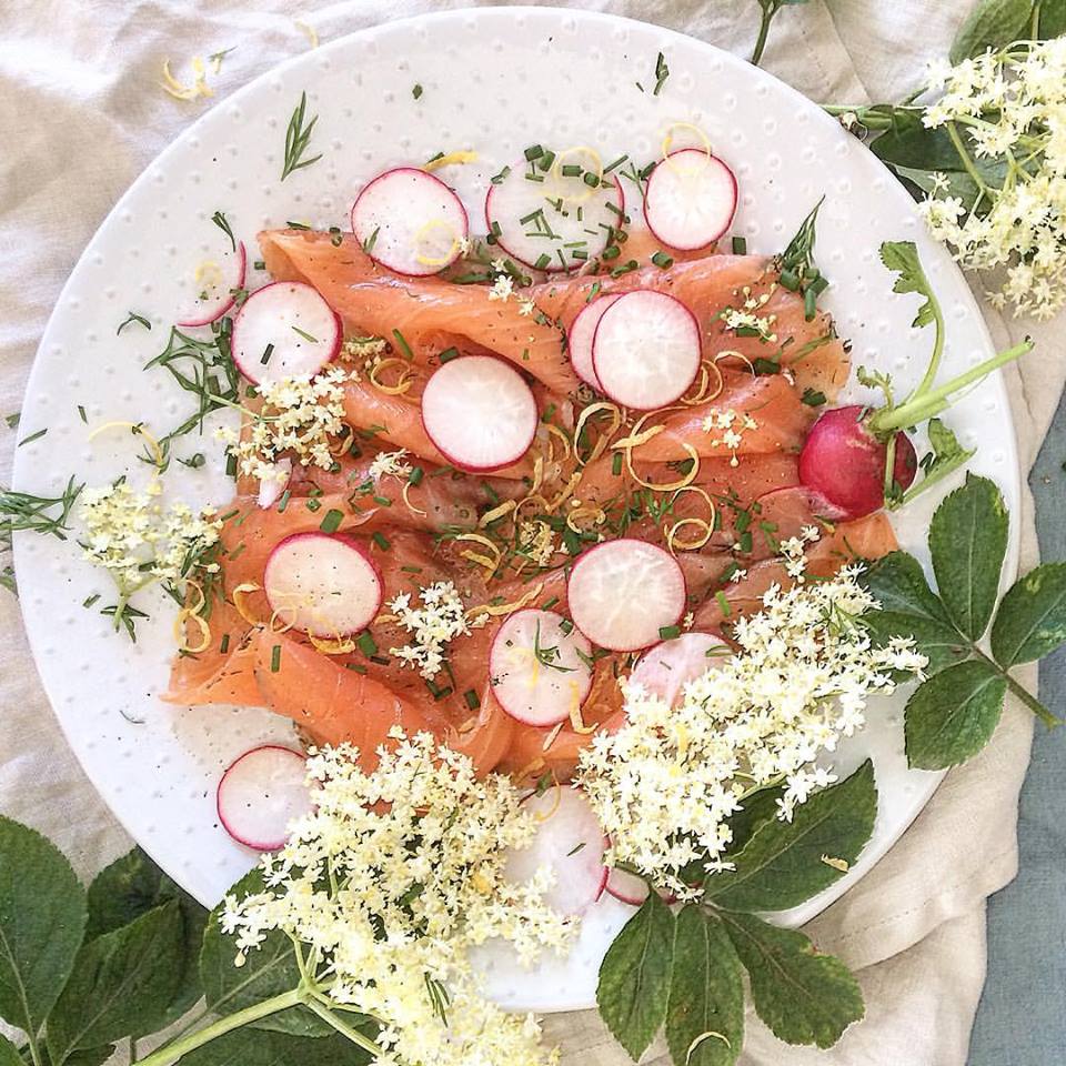 19399721_1015195745249989_691383408367005426_n Flädergravad lax till midsommarlunchen