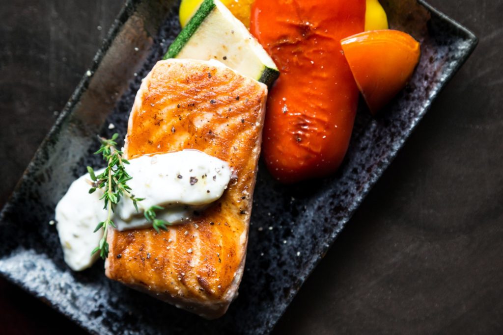grilled-salmon-fish-on-rectangular-black-ceramic-plate-842142 laxsida