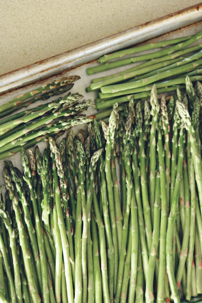bunch-of-green-asparagus-2069280 Blekafilé med somriga tillbehör