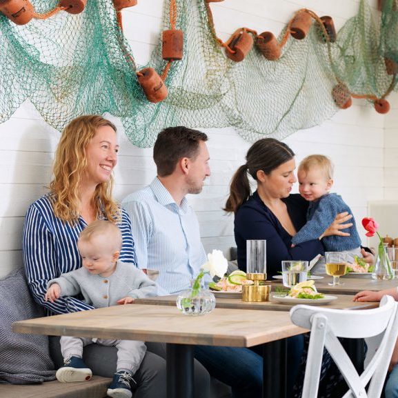 Njut av lunchen i vår fiskrestaurang med rabatt för barnfamiljer Njut av lunchen i vår fiskrestaurang med rabatt för barnfamiljer